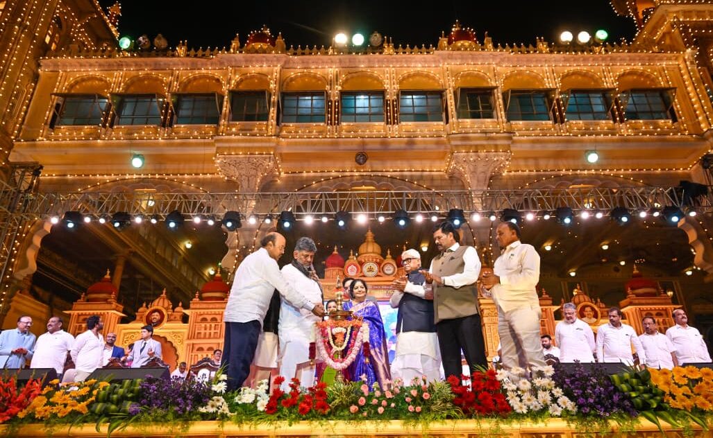 ಮೈಸೂರಿನ ಅಂಬಾವಿಲಾಸ ಅರಮನೆ ಆವರಣದಲ್ಲಿ ನಾಡಹಬ್ಬ ದಸರಾ ಮಹೋತ್ಸವ ಅಂಗವಾಗಿ ಹಮ್ಮಿಕೊಂಡಿರುವ ಸಾಂಸ್ಕೃತಿಕ ಕಾರ್ಯಕ್ರಮಕ್ಕೆ ಸಿಎಂ ಡಿ ಕೆ ಶಿವಕುಮಾರ್ ಅವರು ಚಾಲನೆ ನೀಡಿದರು.